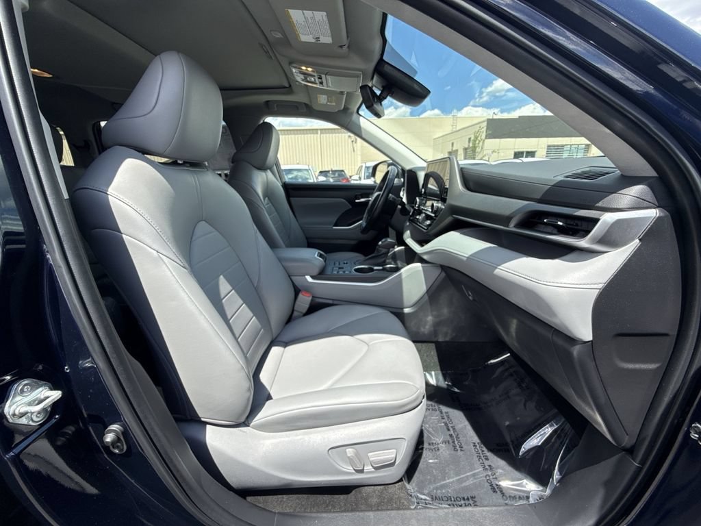 Used 2023 Toyota Highlander XLE AWD/4WD image 28