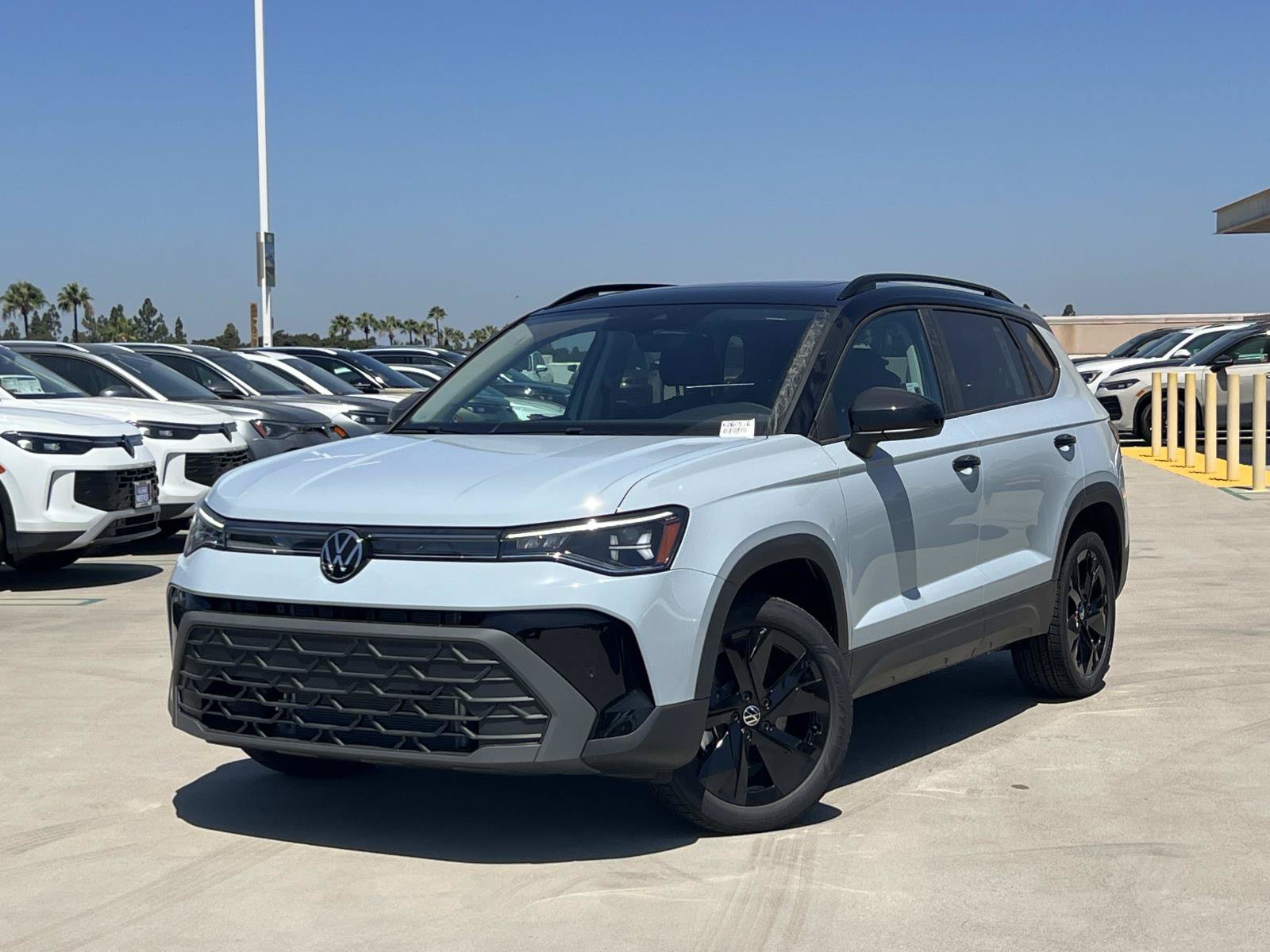 New 2026 Volkswagen Taos SE FWD image 2