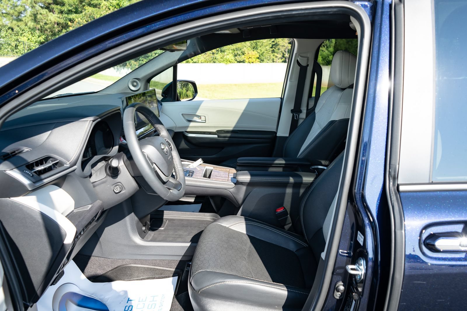 Used 2025 Toyota Sienna Platinum AWD/4WD image 14