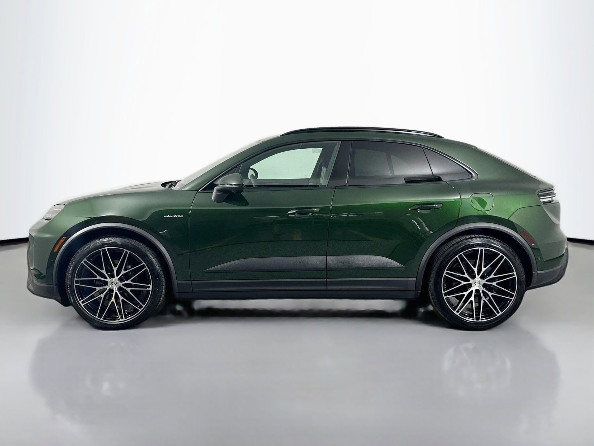 Certified 2025 Porsche Macan Electric image 2