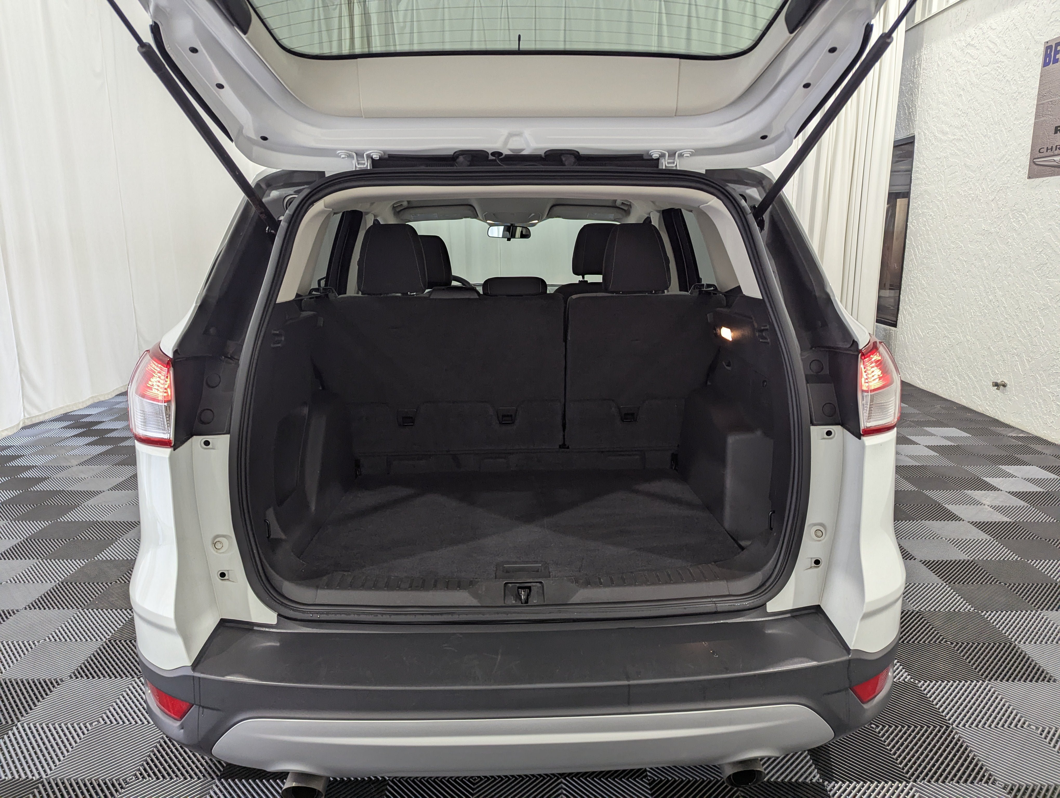 Used 2016 Ford Escape SE FWD image 9
