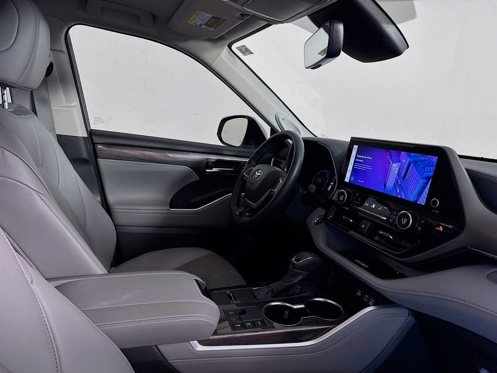 Used 2024 Toyota Highlander Limited image 39