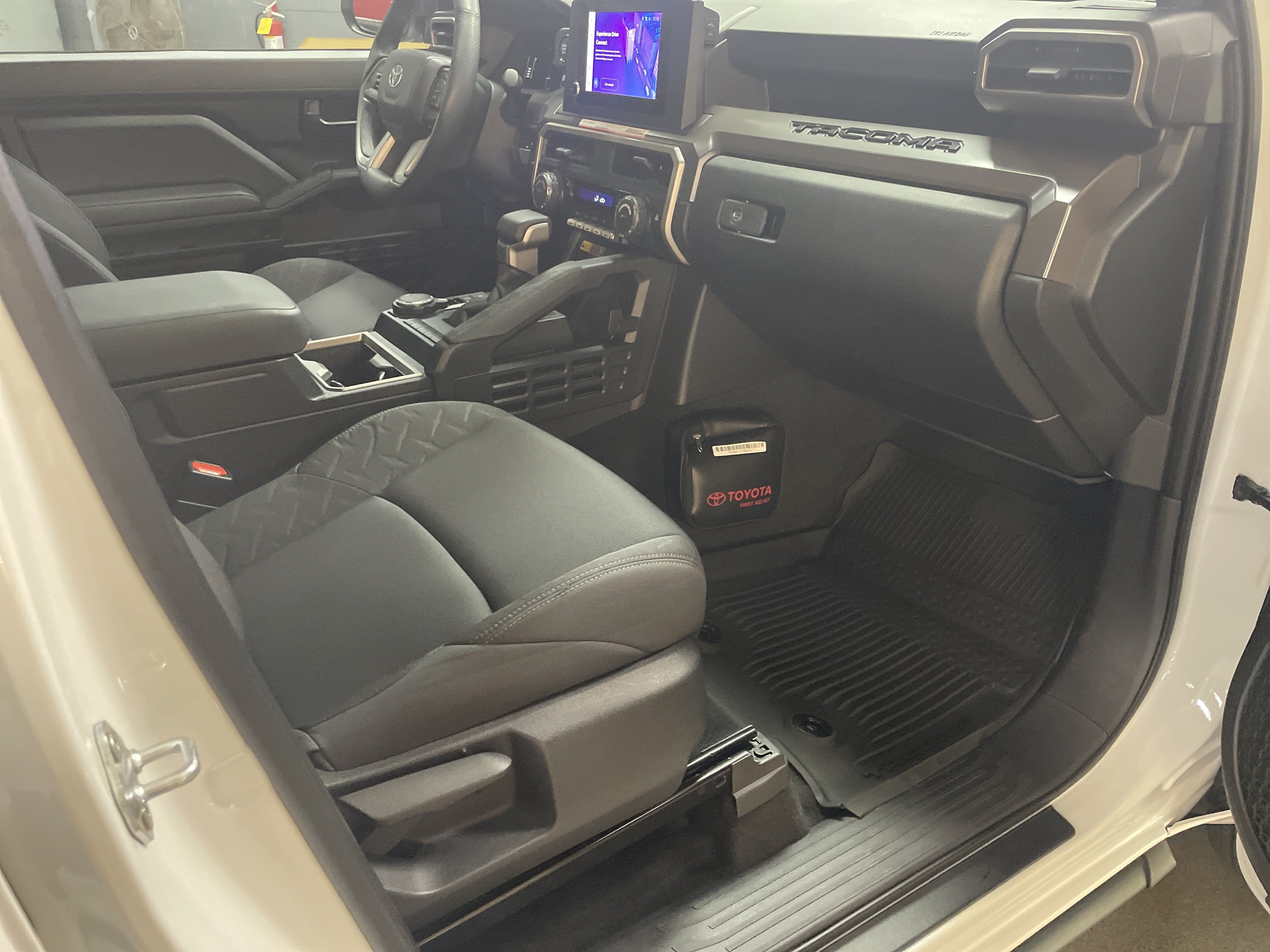 Certified 2024 Toyota Tacoma SR5 AWD/4WD image 34