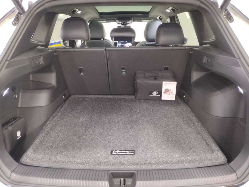 New 2025 Volkswagen Tiguan SE R-Line image 18