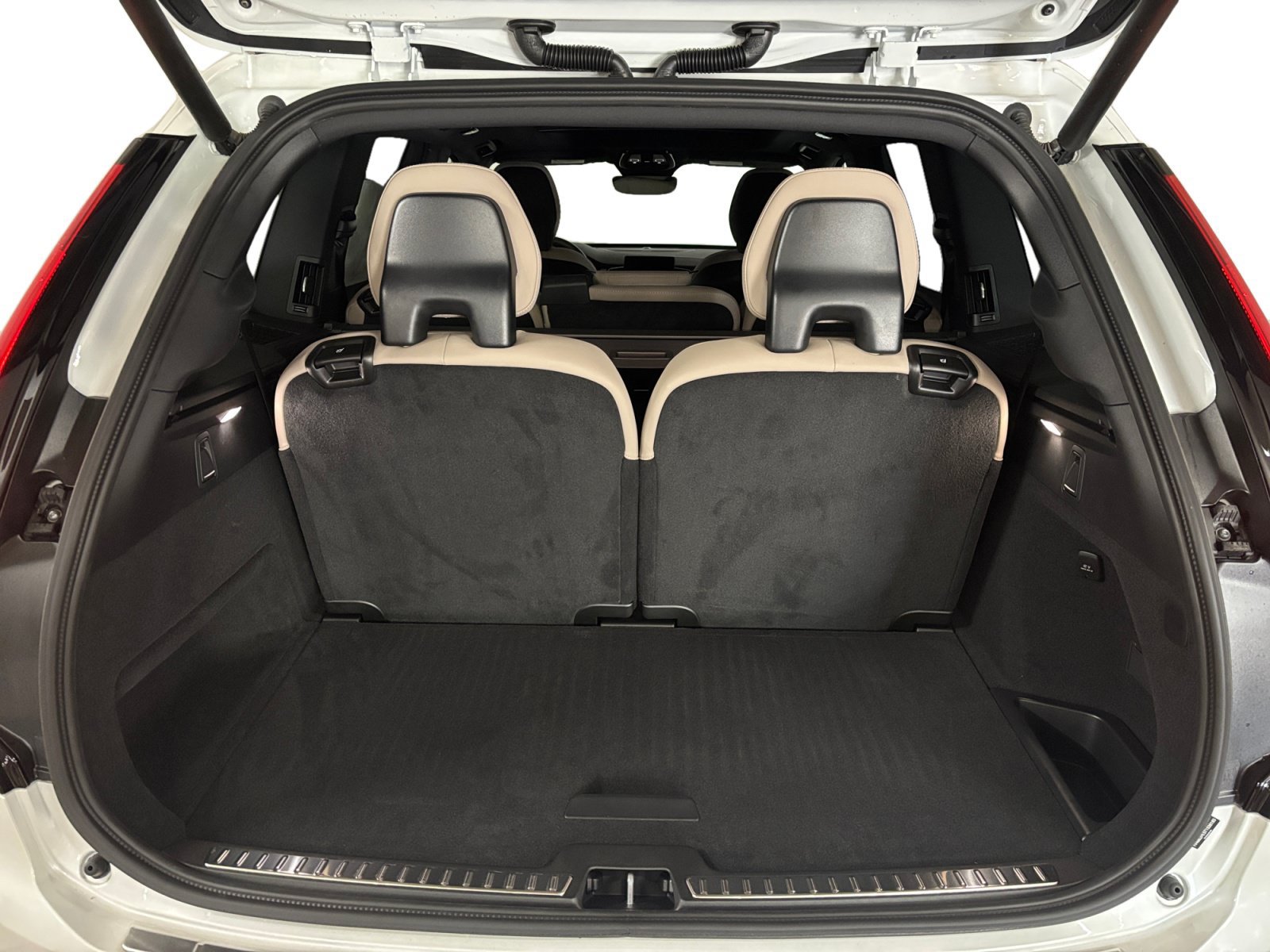 New 2026 Volvo XC90 B6 Plus w/ Protection Package AWD/4WD image 18