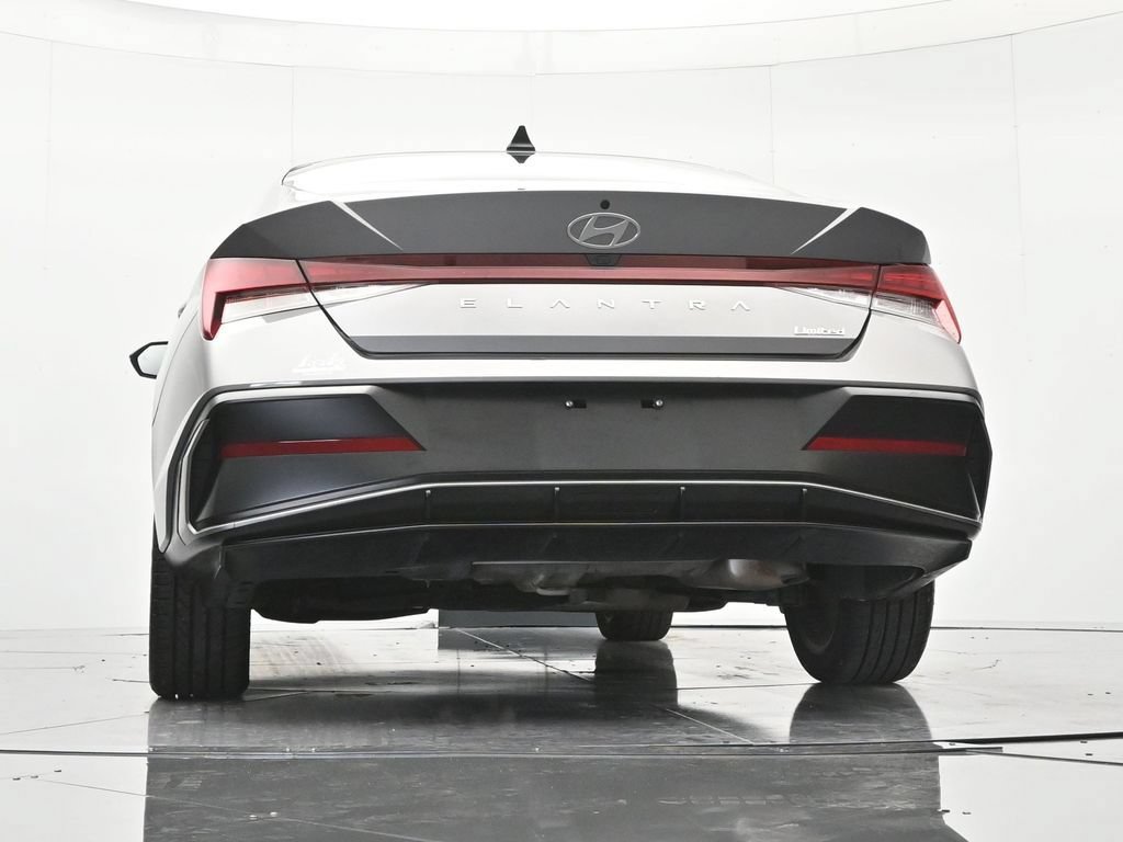 Used 2025 Hyundai Elantra Limited FWD image 44