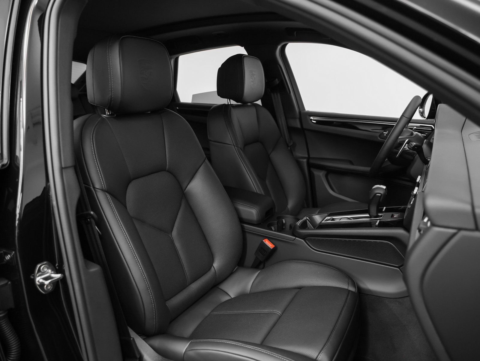 Certified 2025 Porsche Macan AWD/4WD image 19