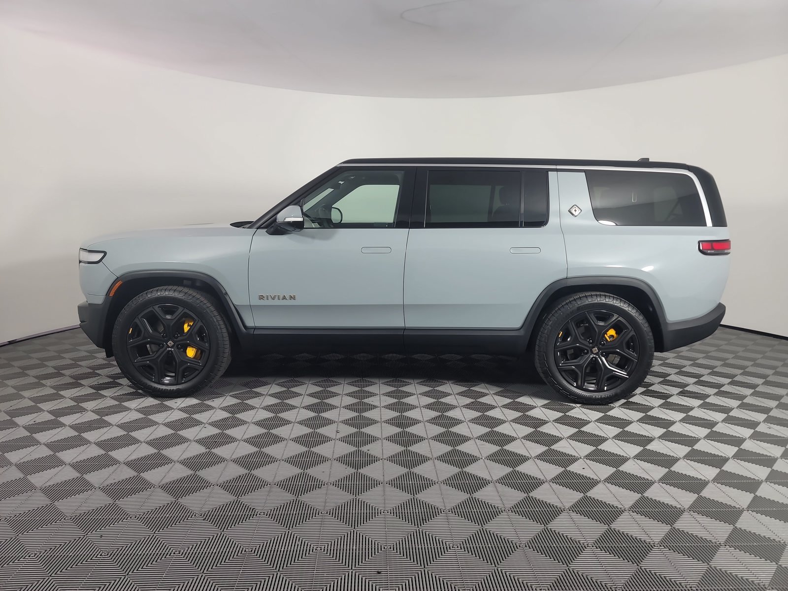 Used 2022 Rivian R1S Launch Edition Quad AWD/4WD image 2