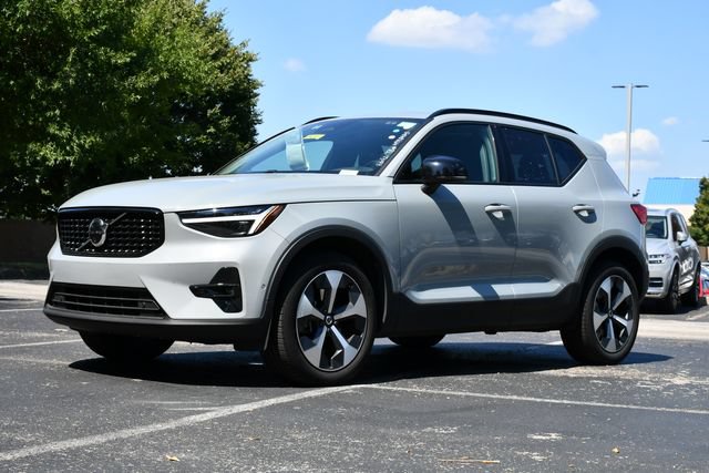Certified 2026 Volvo XC40 B5 Plus AWD/4WD image 3