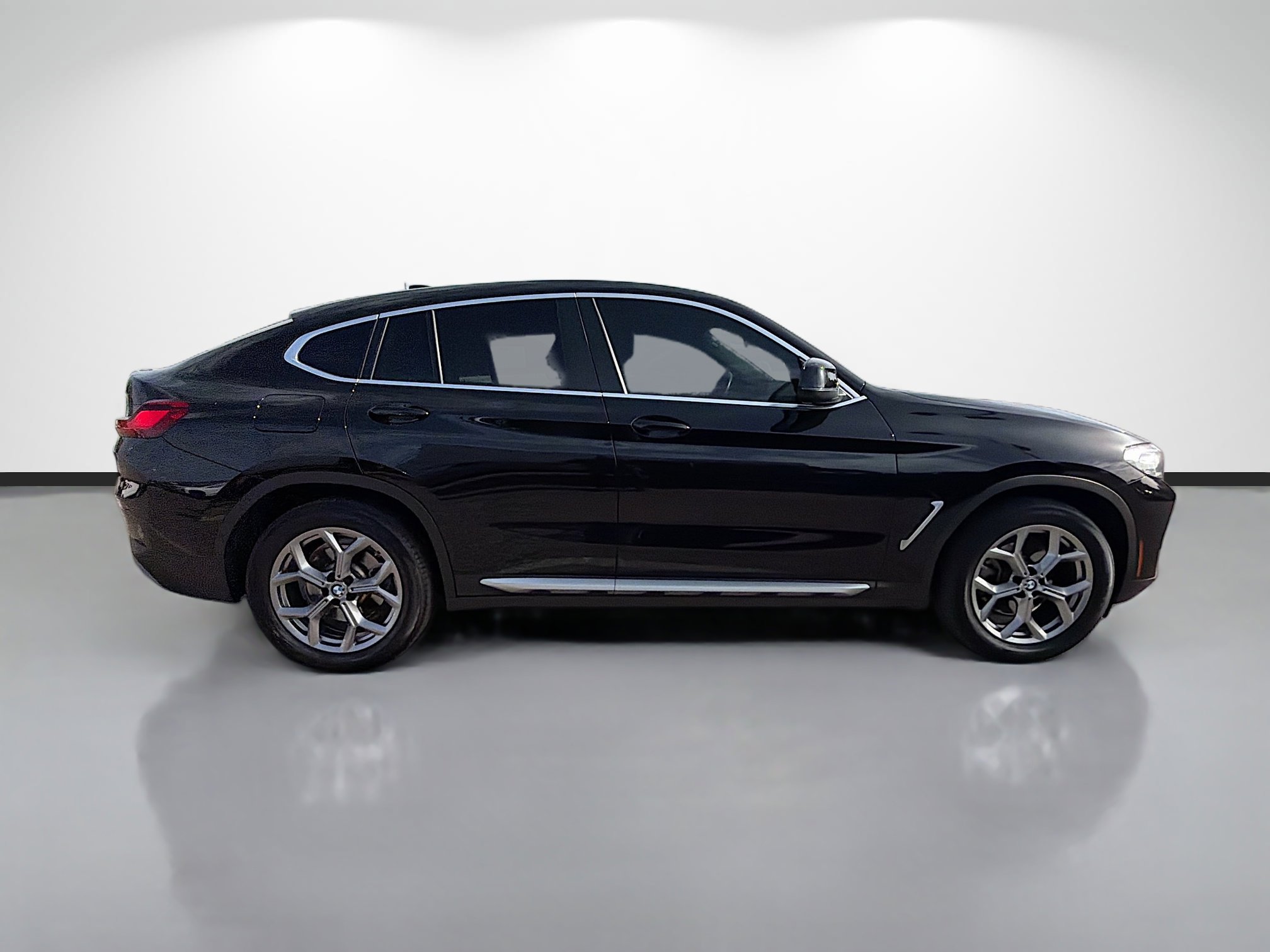 Used 2022 BMW X4 xDrive30i w/ Convenience Package image 2