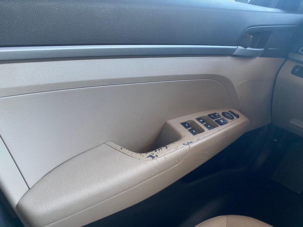 Used 2017 Hyundai Elantra SE FWD image 31