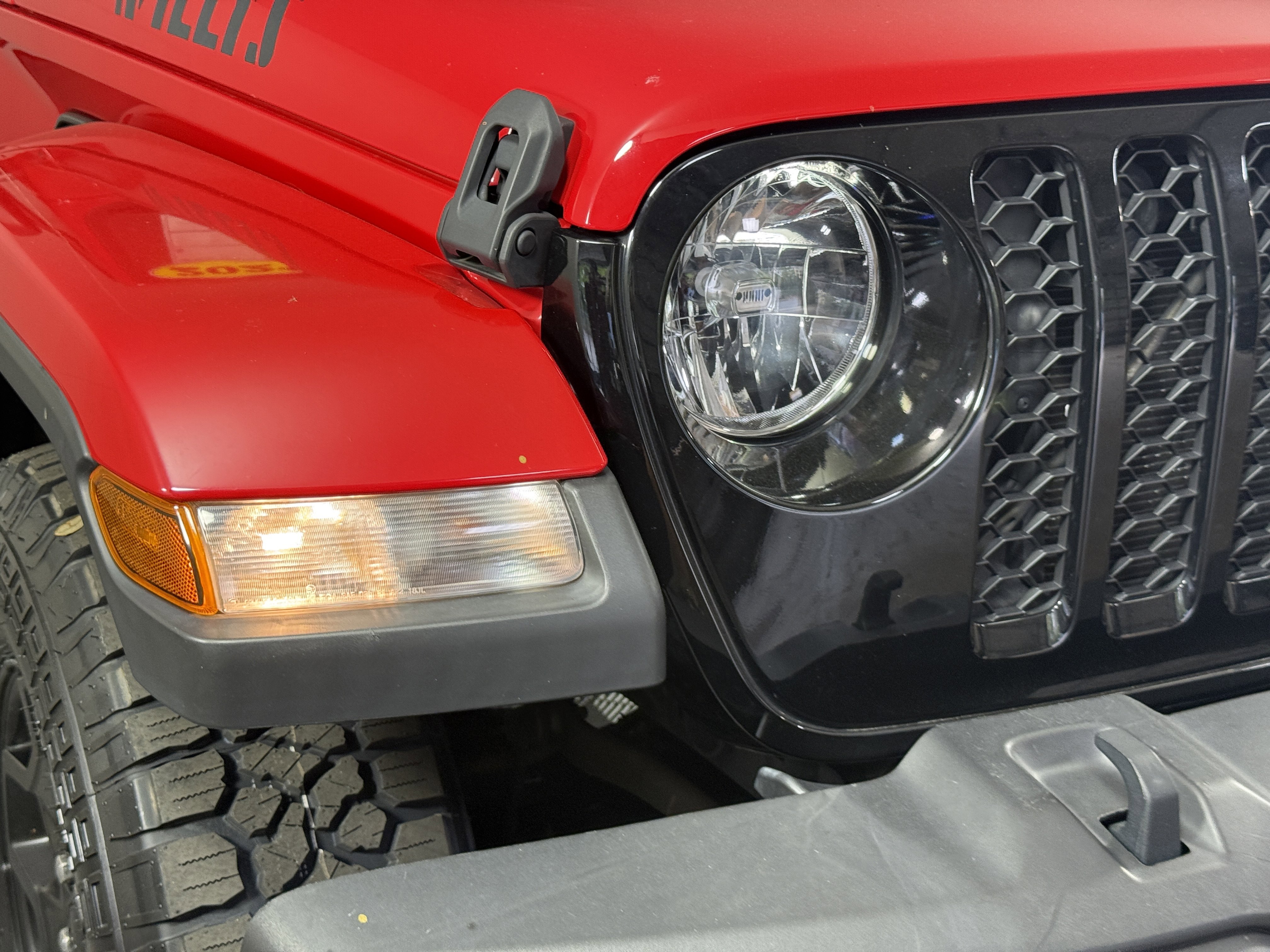 Used 2021 Jeep Gladiator Willys AWD/4WD image 7