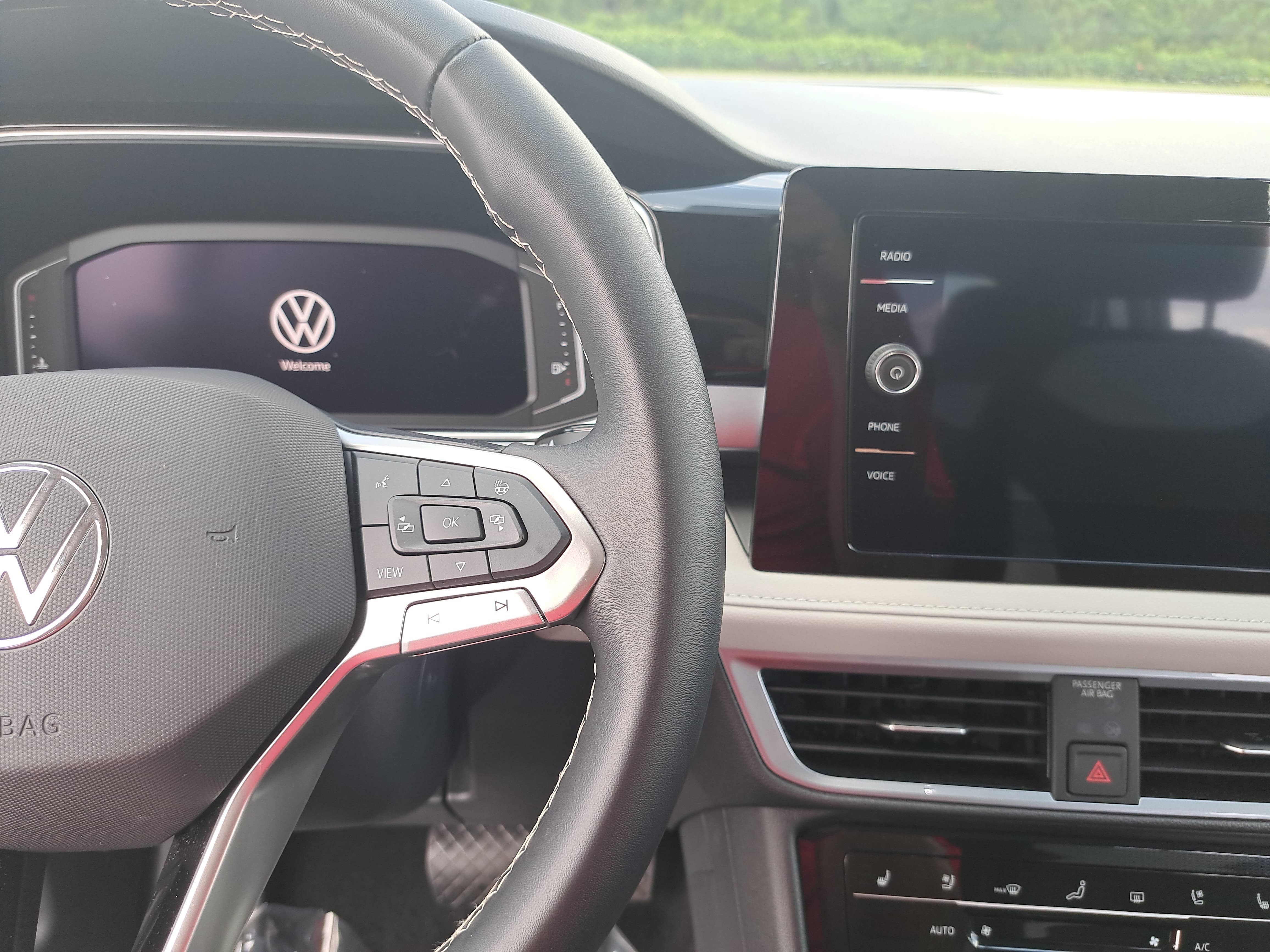 Used 2025 Volkswagen Taos SEL AWD/4WD image 18