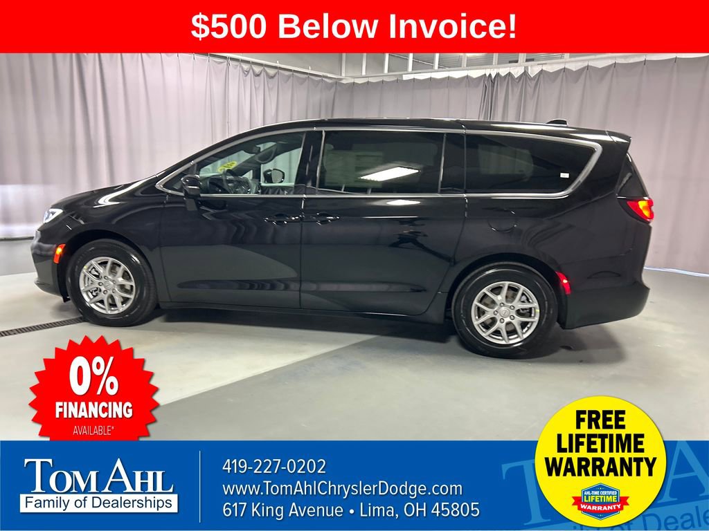 New 2026 Chrysler Pacifica Select image 4