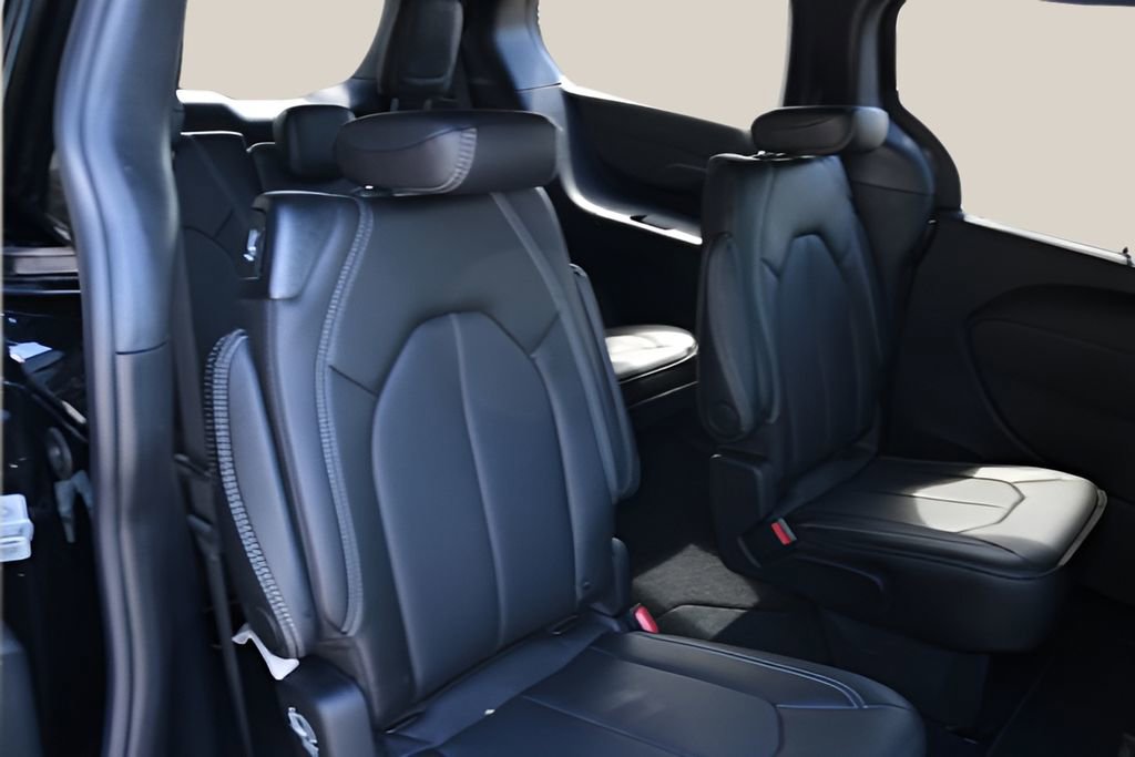 New 2026 Chrysler Pacifica Select FWD image 18