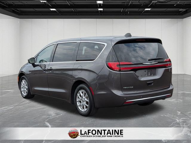 Used 2023 Chrysler Pacifica Touring-L image 7