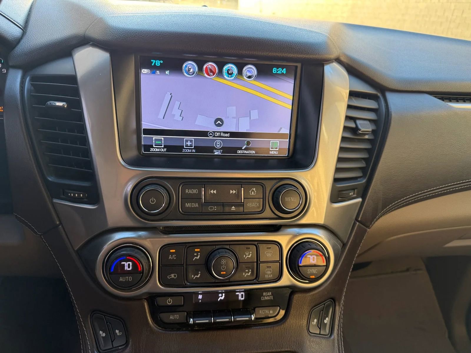 Used 2018 Chevrolet Suburban LT RWD image 16