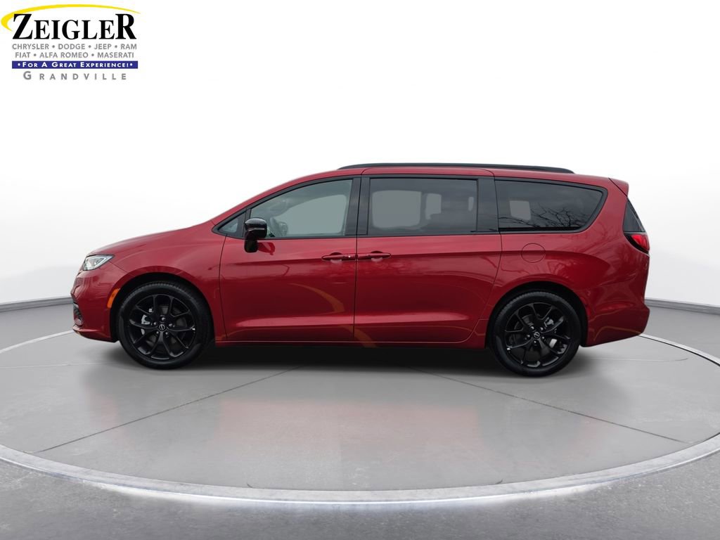 Used 2025 Chrysler Pacifica Limited image 8