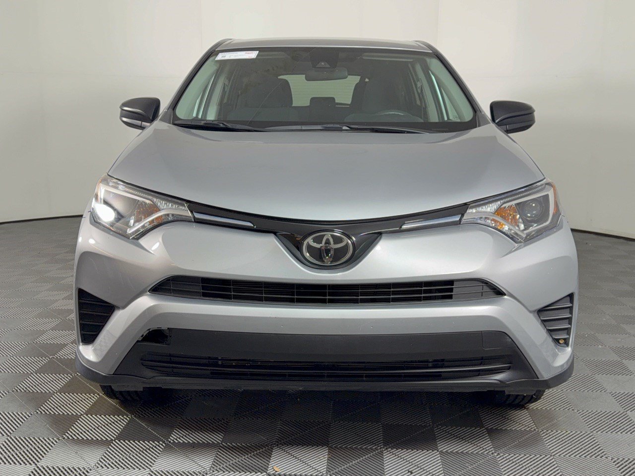 Used 2018 Toyota RAV4 LE FWD image 6