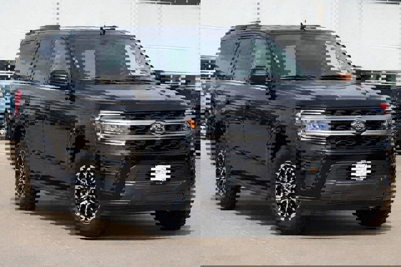 Used 2024 Ford Expedition XLT image 2
