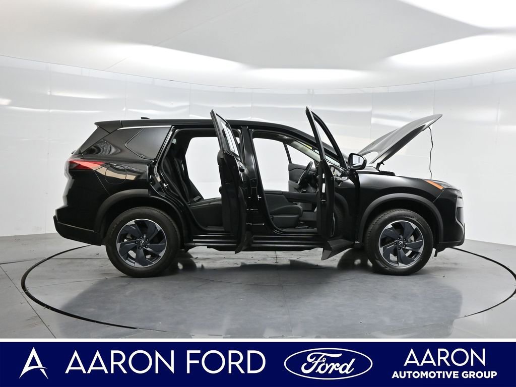 Used 2024 Nissan Rogue SV image 4