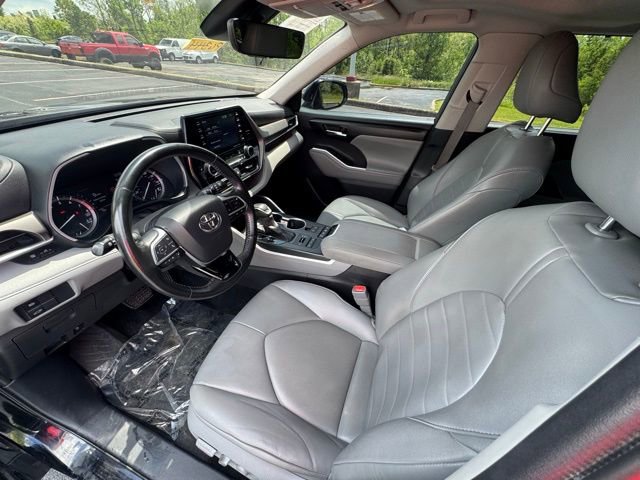 Used 2021 Toyota Highlander XLE AWD/4WD image 12