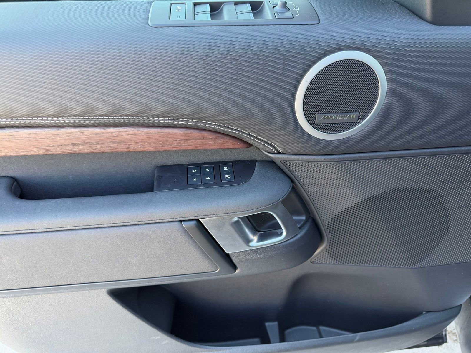 Used 2025 Land Rover Discovery Dynamic SE image 24