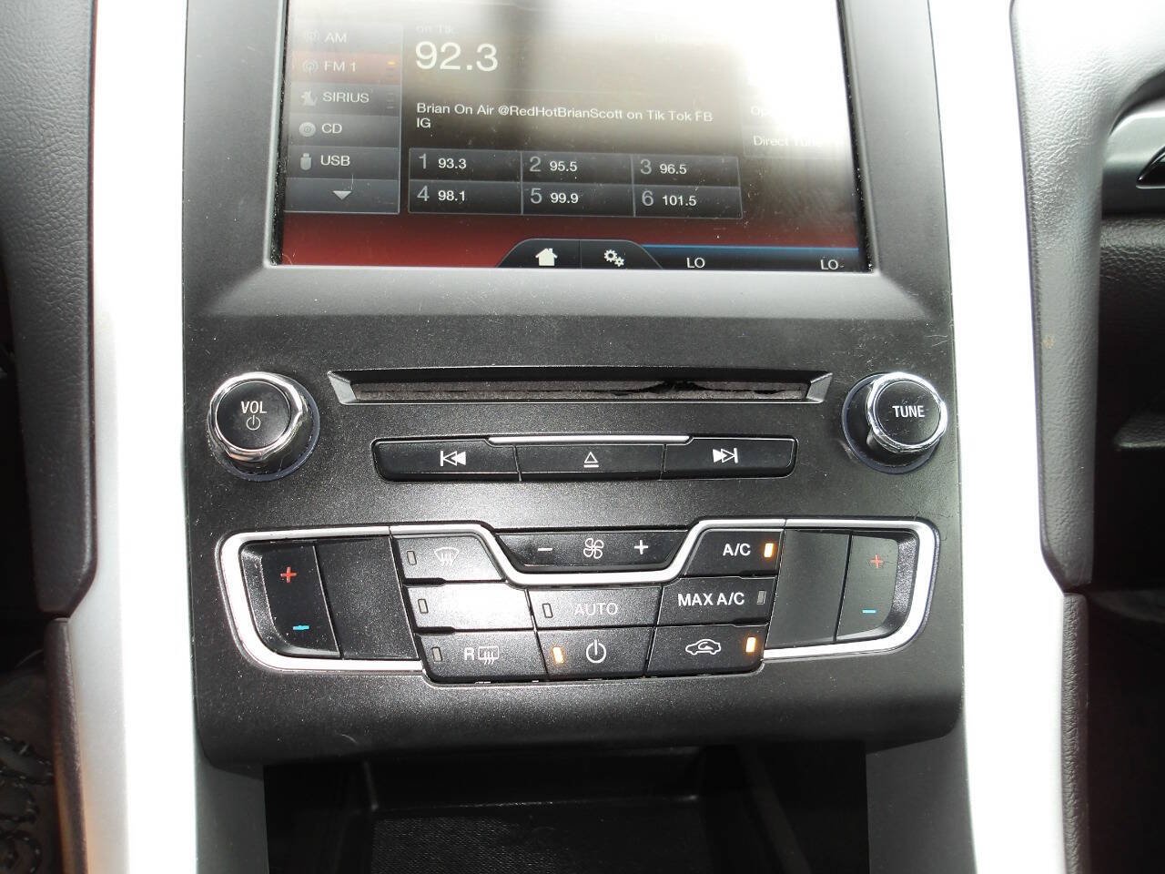 Used 2016 Ford Fusion SE FWD image 14