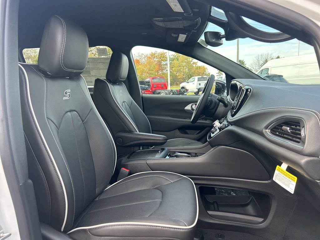 New 2026 Chrysler Pacifica Limited w/ S Appearance Package image 9