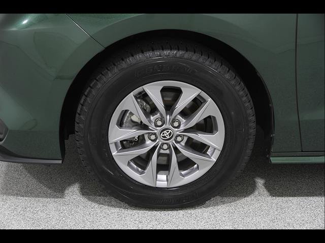 Used 2026 Toyota Sienna XLE FWD image 23