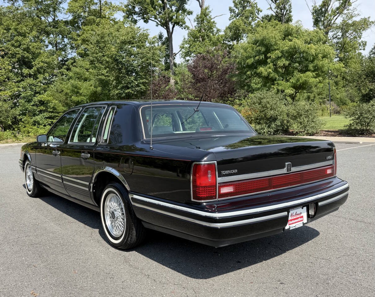 Used 1994 Lincoln Town Car Signature RWD image 3