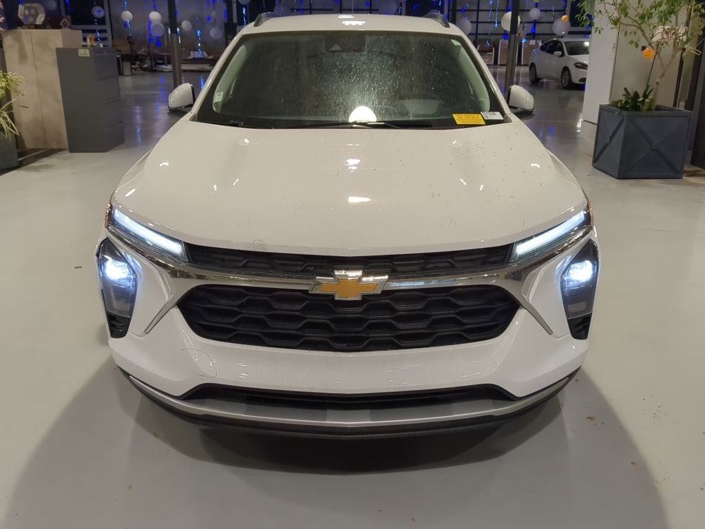 Used 2024 Chevrolet Trax LT w/ LT Convenience Package image 3