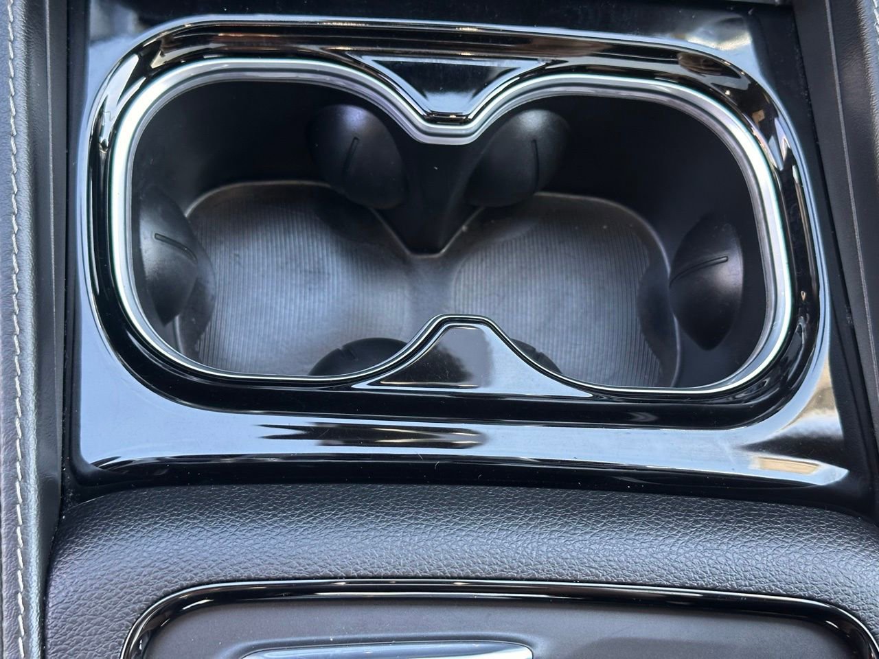 Used 2025 Chrysler Pacifica Limited image 41