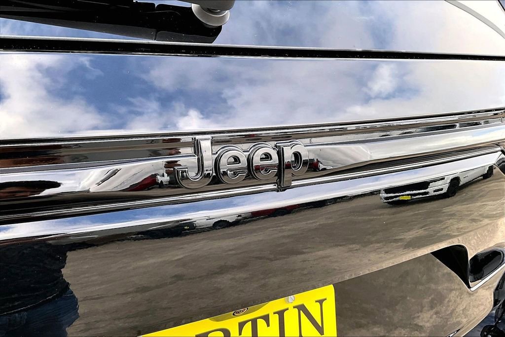 New 2025 Jeep Grand Cherokee Altitude image 11