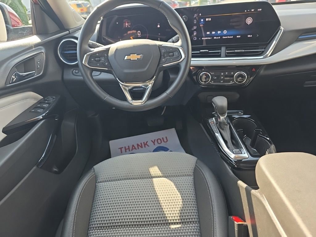 Used 2025 Chevrolet Trax LT w/ LT Convenience Package image 18