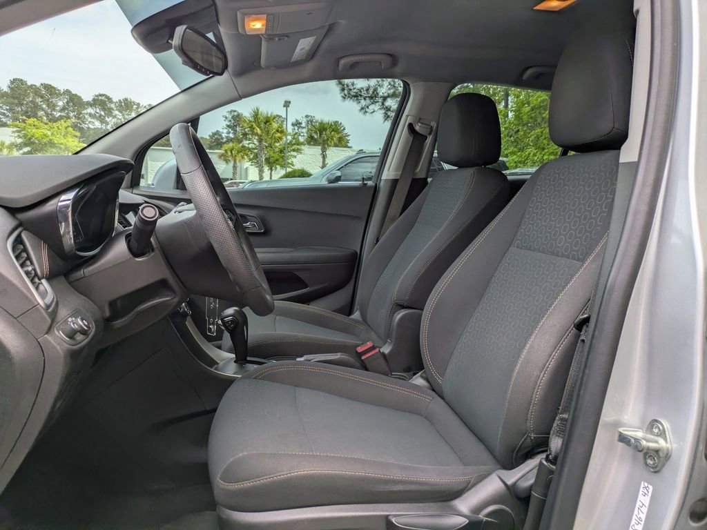 Used 2020 Chevrolet Trax LS FWD image 27