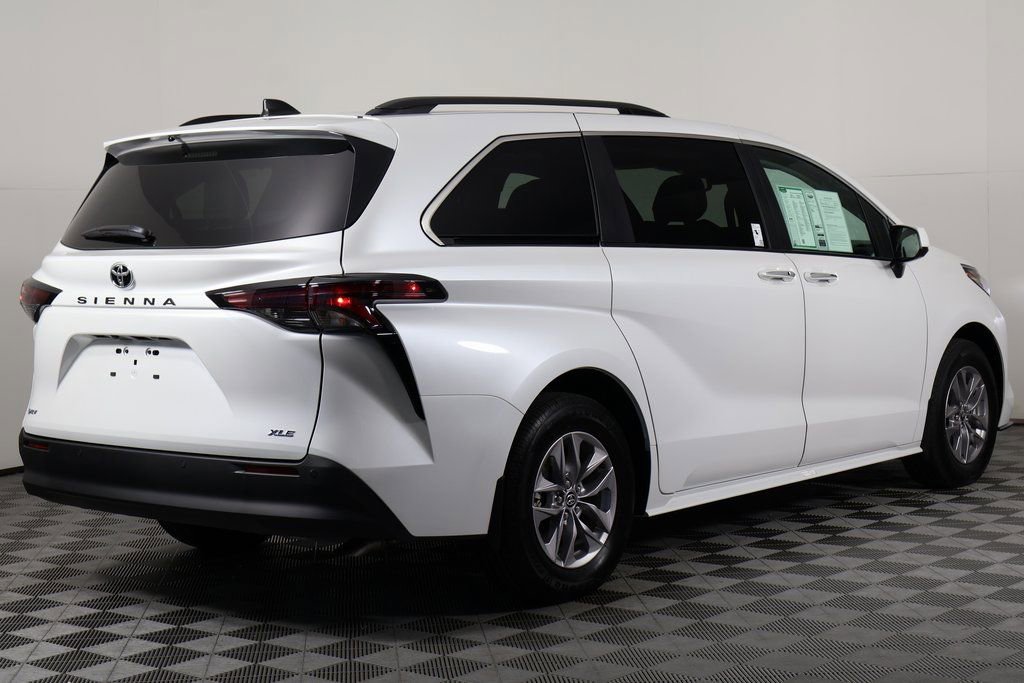 Used 2026 Toyota Sienna XLE FWD image 4