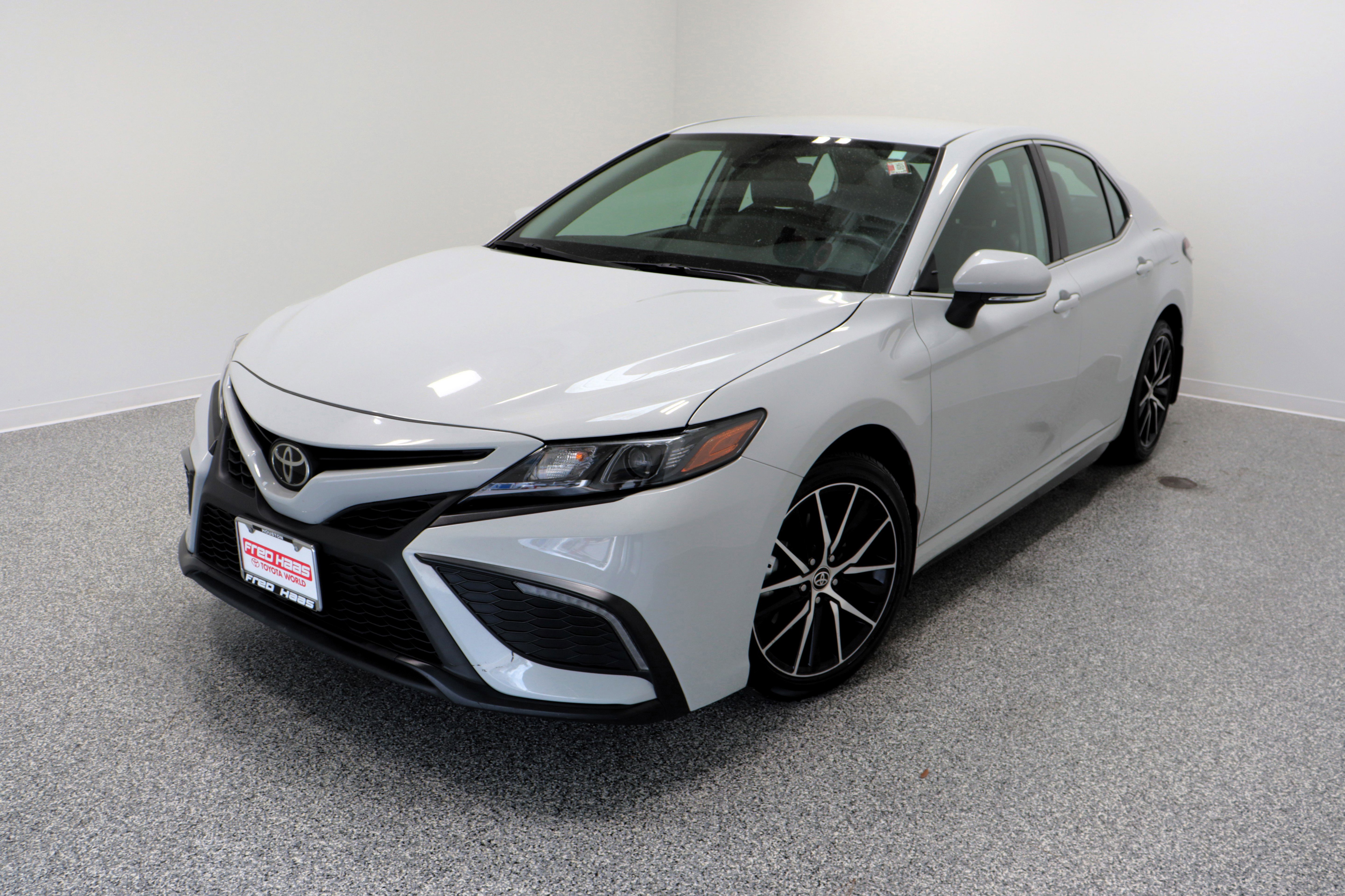 Used 2023 Toyota Camry SE image 2