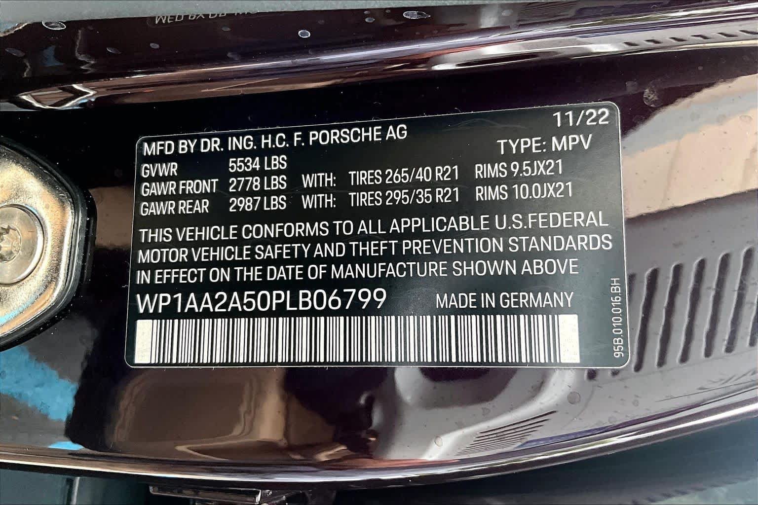 Used 2023 Porsche Macan AWD/4WD image 32