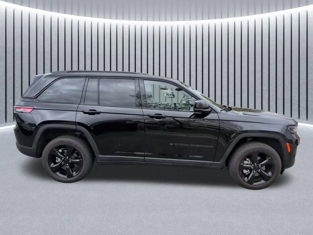 Used 2025 Jeep Grand Cherokee Limited w/ Black Appearance Package AWD/4WD image 4