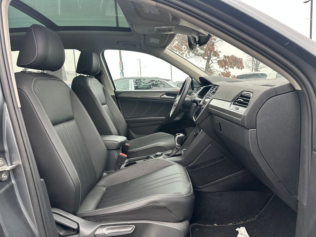 Used 2023 Volkswagen Tiguan SE w/ Panoramic Sunroof Package image 15