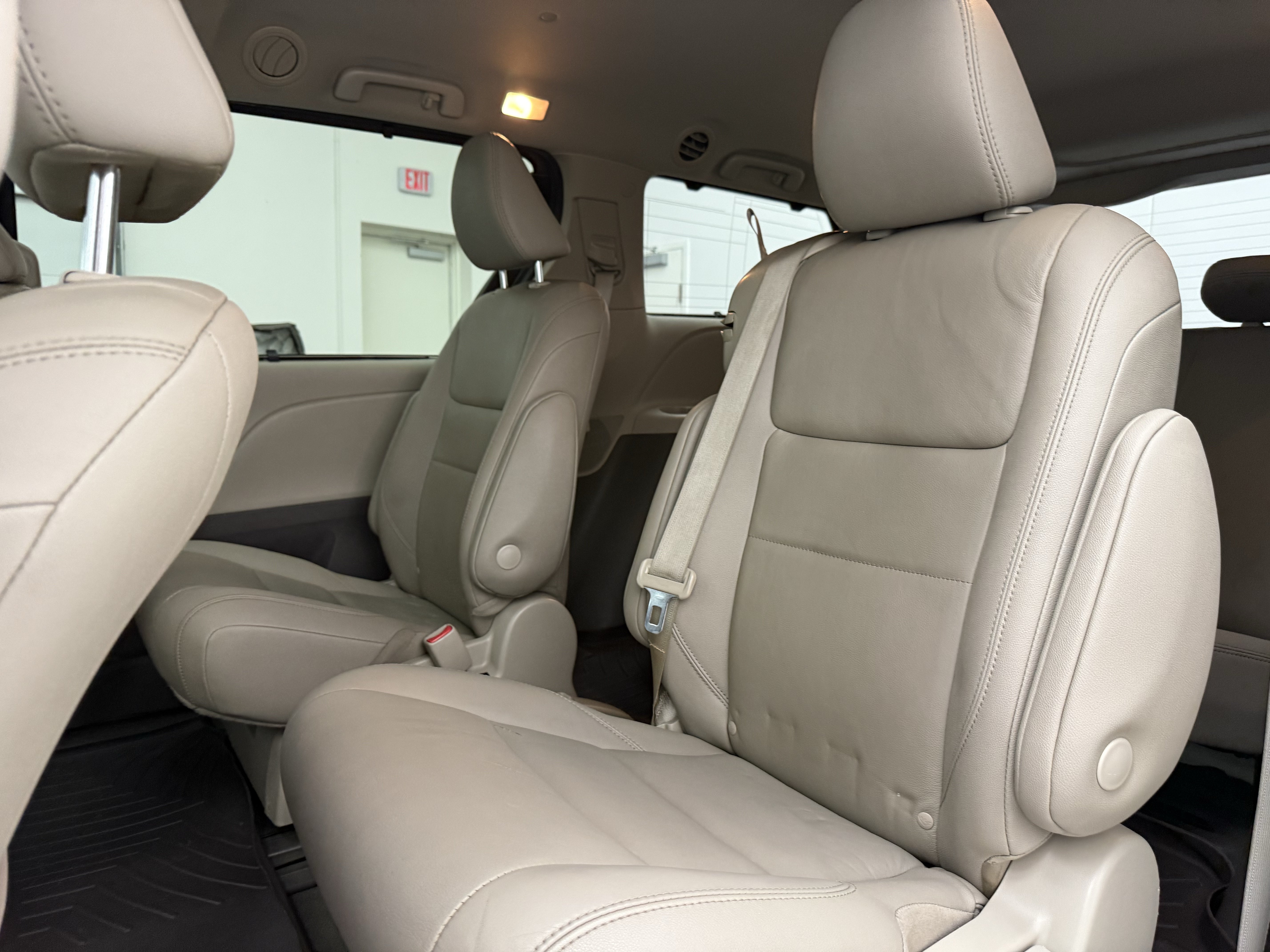 Used 2020 Toyota Sienna XLE FWD image 25