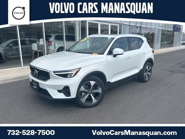 Certified 2025 Volvo XC40 B5 Plus AWD/4WD image 1