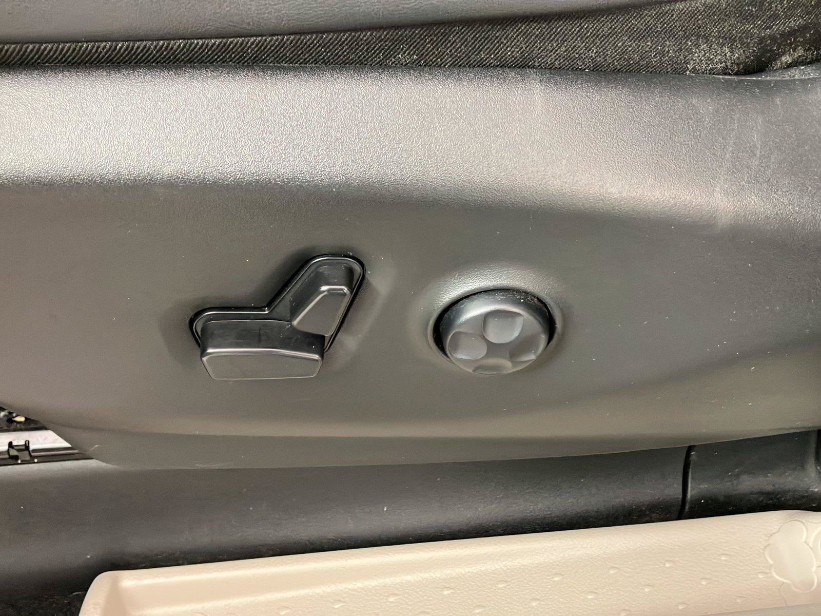 Used 2023 Chrysler Pacifica Touring-L FWD image 24