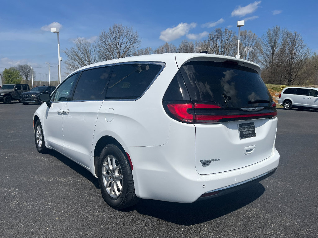 Used 2024 Chrysler Pacifica Touring-L image 5