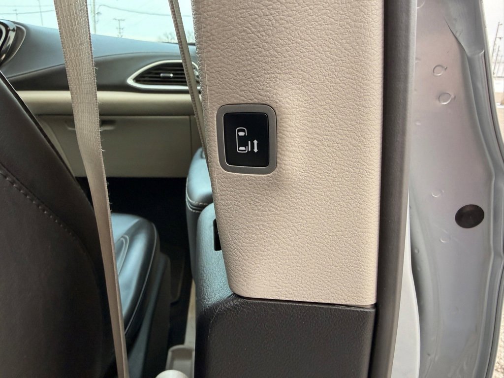 Used 2023 Chrysler Pacifica Touring-L image 42