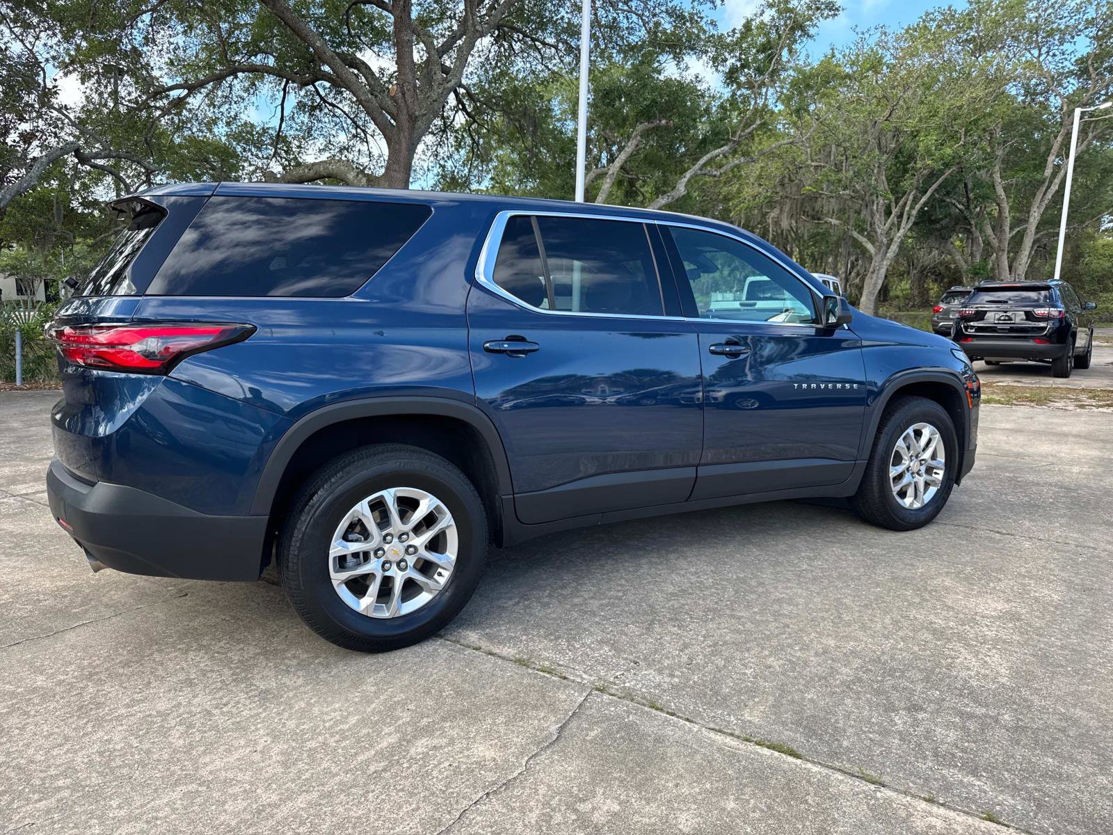 Used 2023 Chevrolet Traverse LS image 3