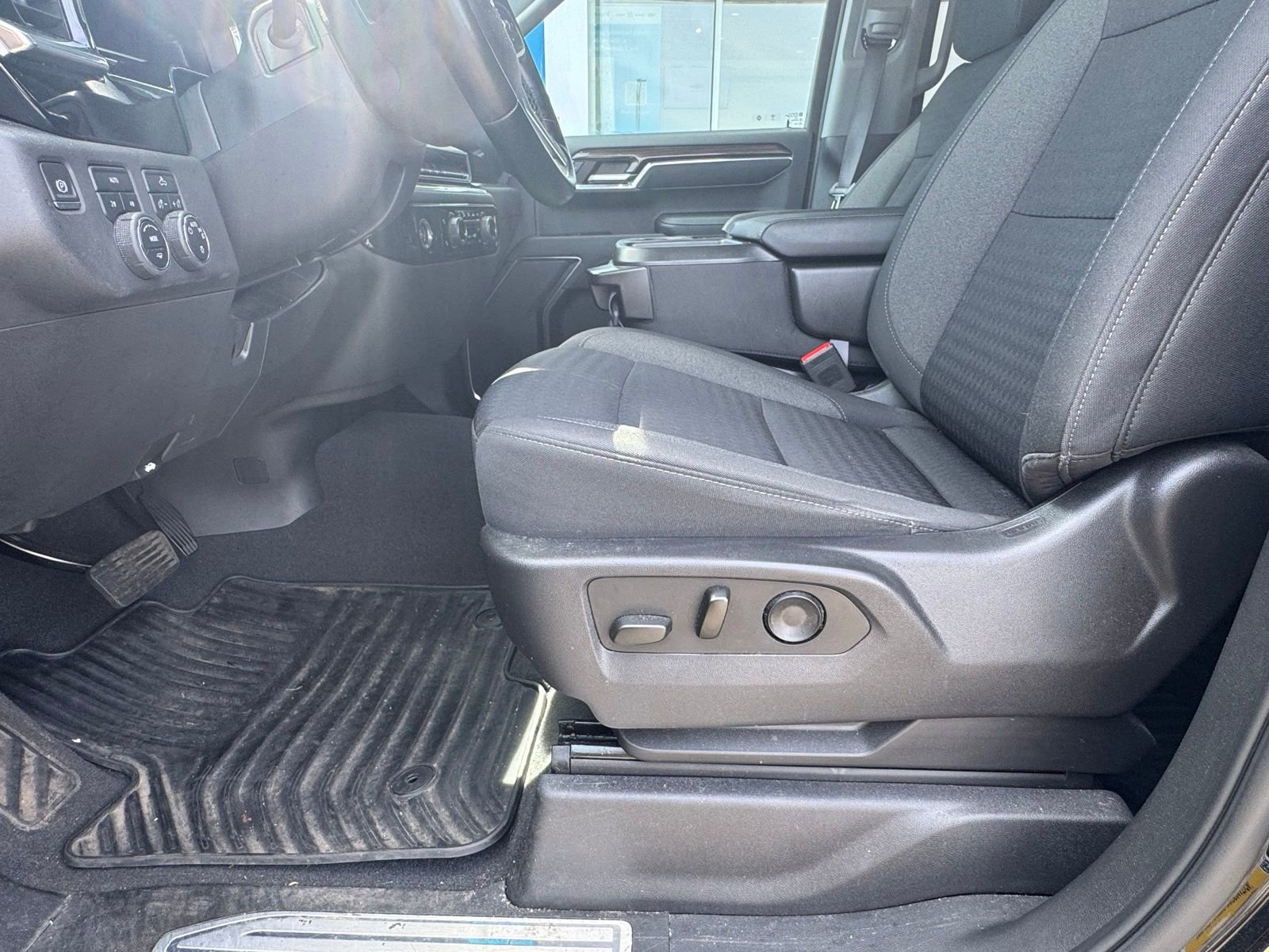 Used 2023 Chevrolet Silverado 1500 LT AWD/4WD image 16