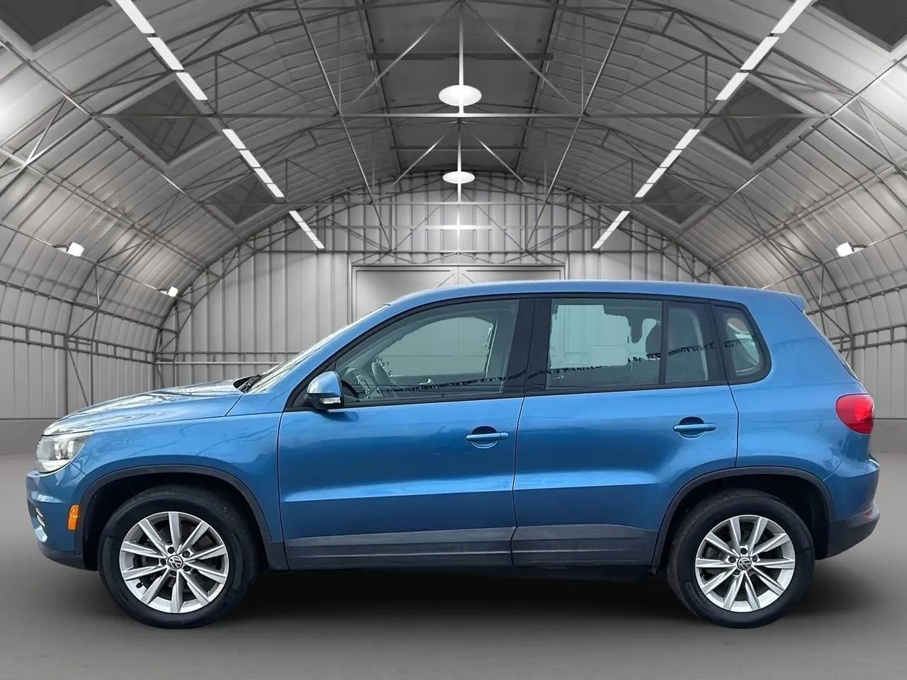 Used 2017 Volkswagen Tiguan Limited w/ Alloy Wheels Package image 2