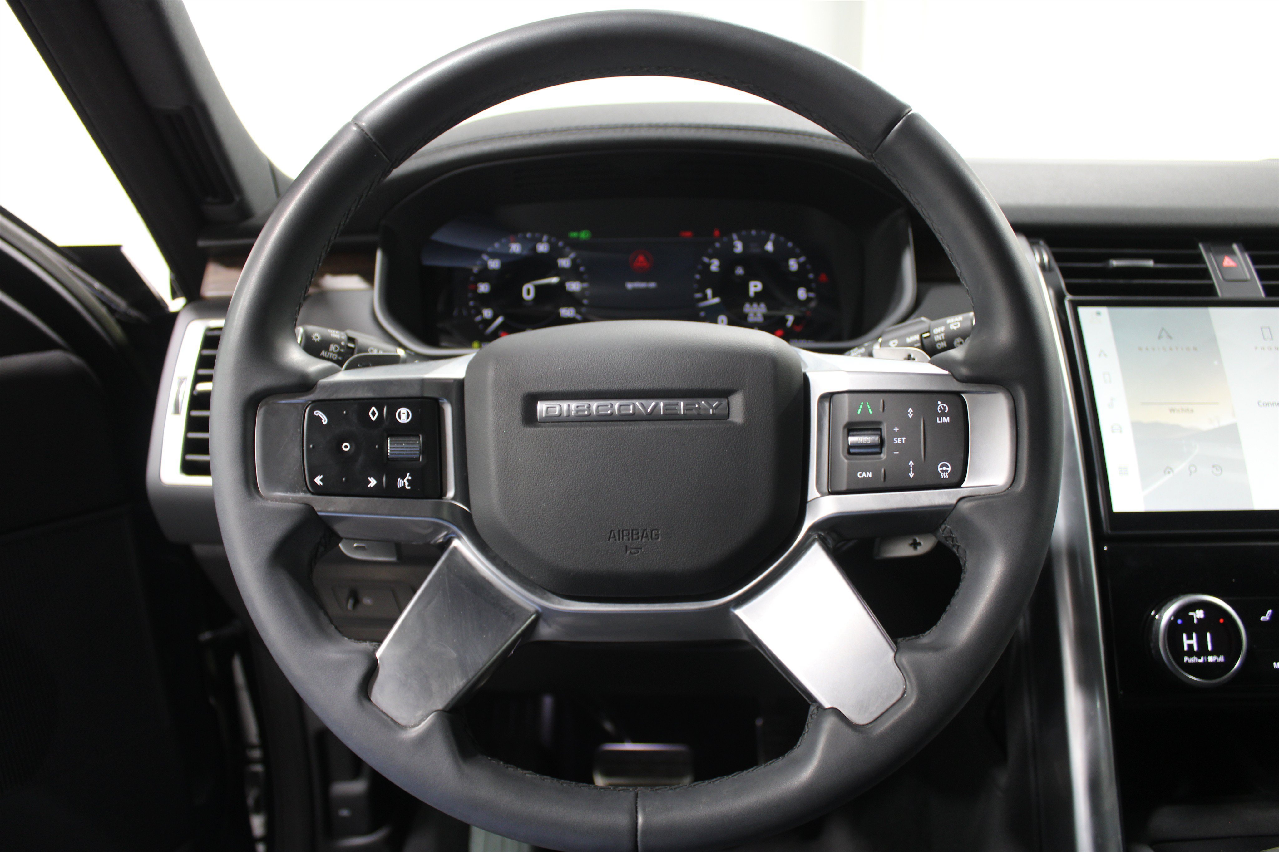 Used 2024 Land Rover Discovery Dynamic SE AWD/4WD image 9